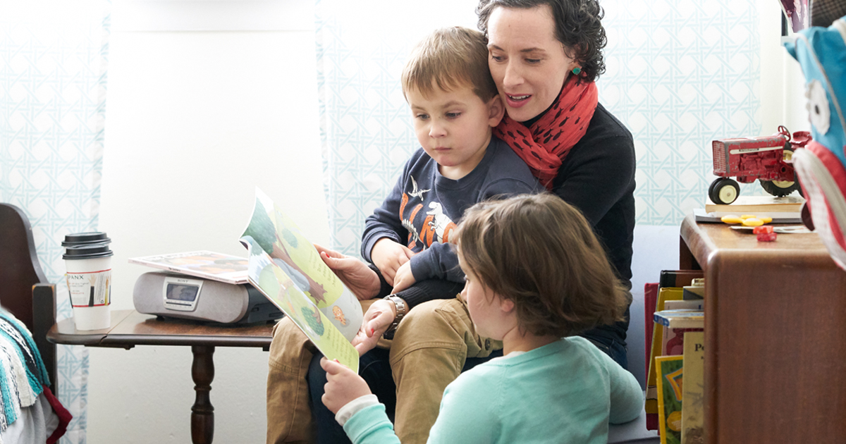 一位母亲和她的孩子们在读一本关于癌症的书